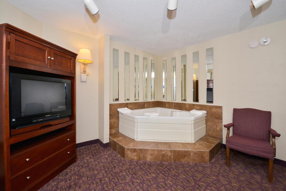 Lamplighter Inn-South - image 7