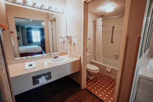 Lamplighter Inn and Suites - North - image 29