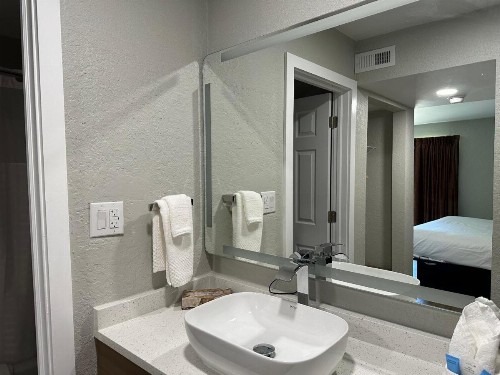 Arbor Suites at the Mall - image 10