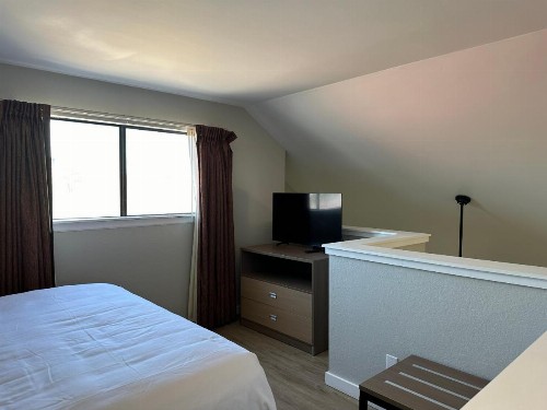 Arbor Suites at the Mall - image 20