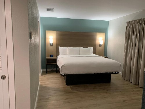 Arbor Suites at the Mall - image 22