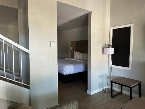 Arbor Suites at the Mall - image 23
