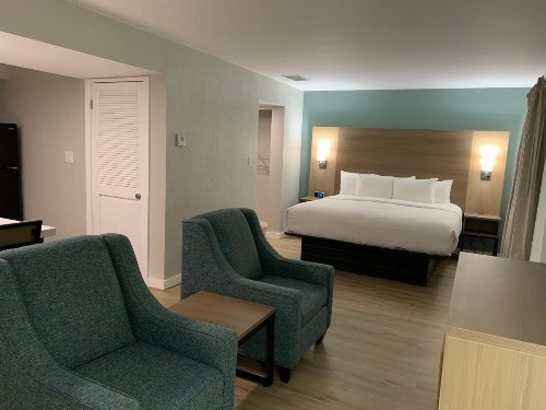 Arbor Suites at the Mall - image 24