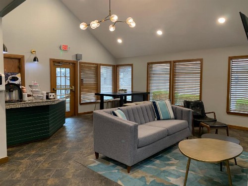 Arbor Suites at the Mall - image 30