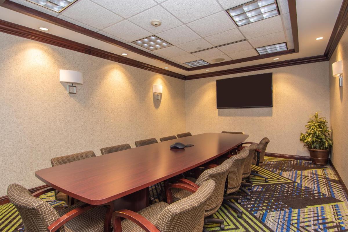 Holiday Inn Express and Suites Springfield Medical District an IHG Hotel - image 6