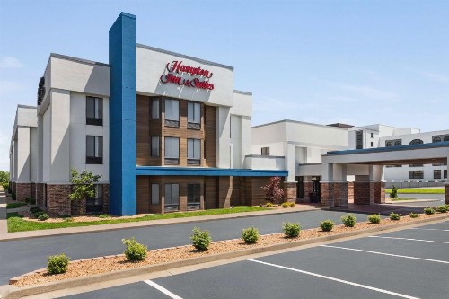 Hampton Inn & Suites Springfield - image 2