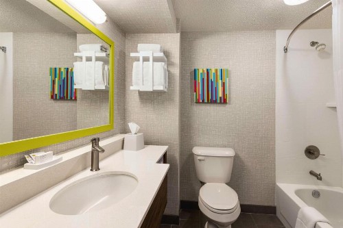 Hampton Inn & Suites Springfield - image 25