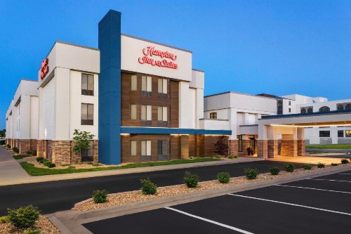 Hampton Inn & Suites Springfield - image 3