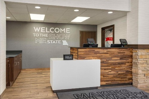 Hampton Inn & Suites Springfield - image 6