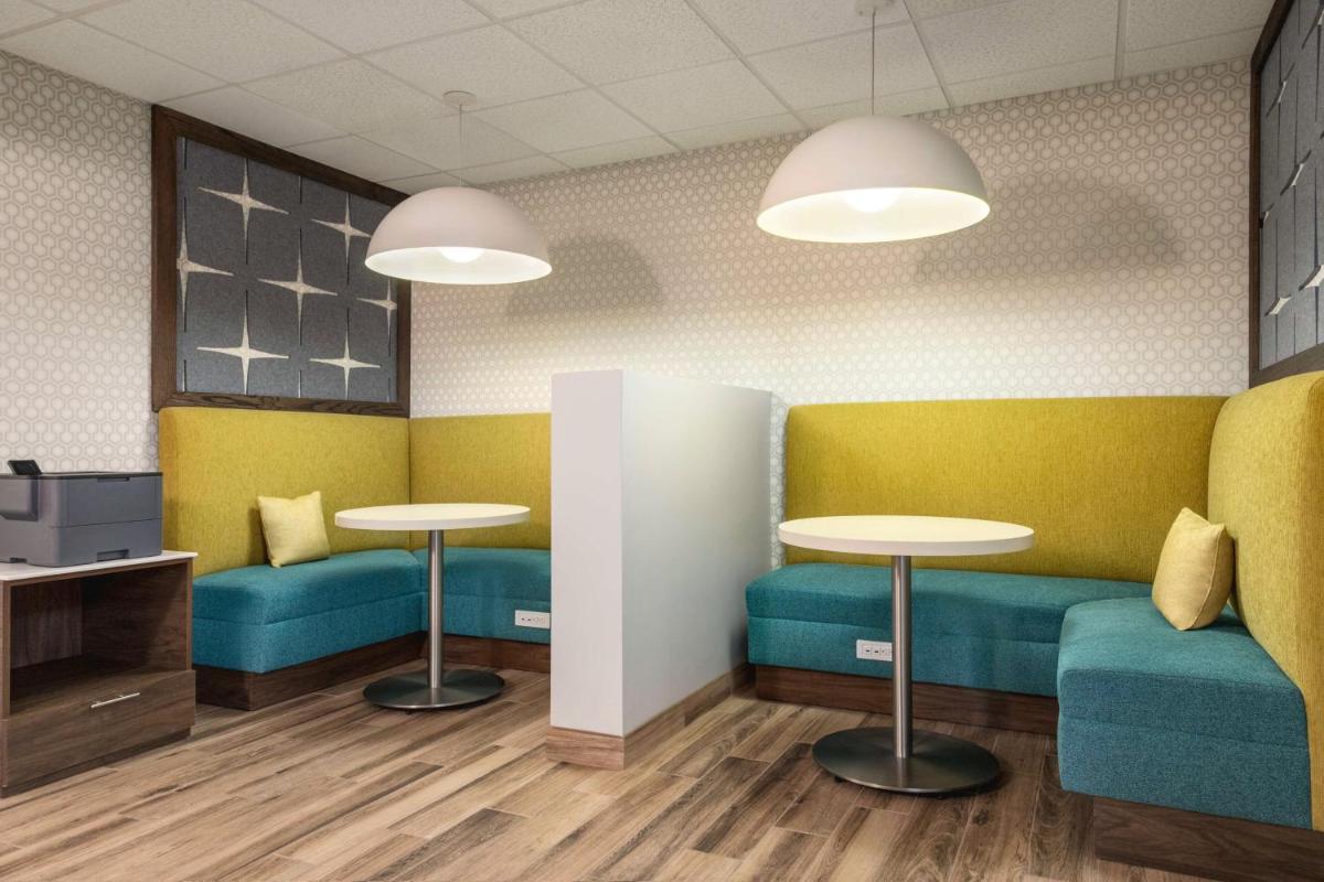 Hampton Inn & Suites Springfield - image 7