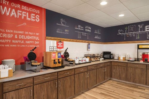 Hampton Inn & Suites Springfield - image 9