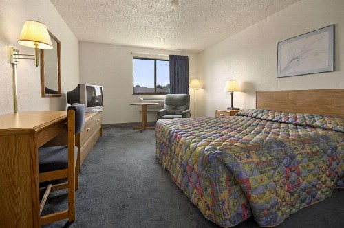 Super 8 by Wyndham Springfield North I-44 - image 15