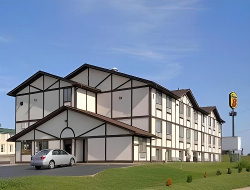 Super 8 by Wyndham Springfield North I-44 - image 2