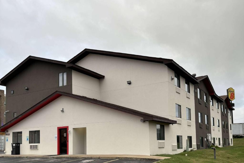 Super 8 by Wyndham Springfield North I-44 - image 3
