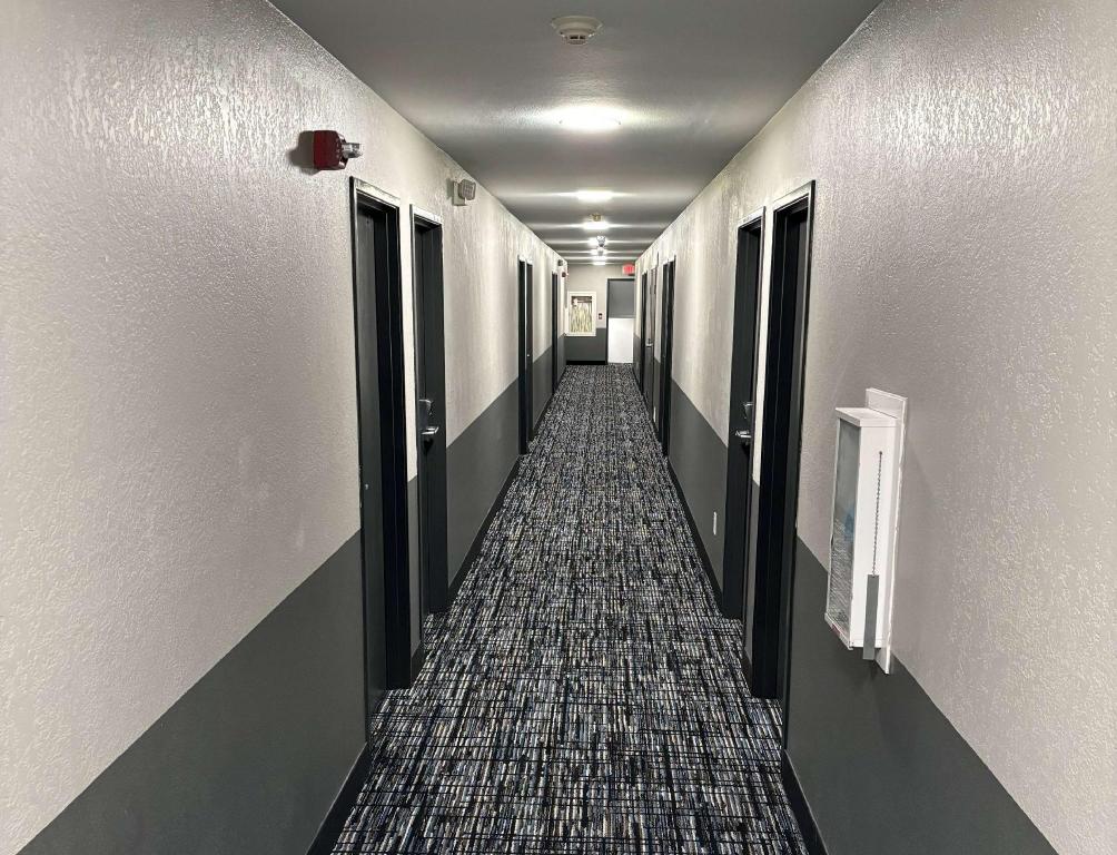 Super 8 by Wyndham Springfield North I-44 - image 5