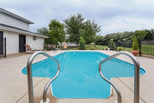 Days Inn by Wyndham Battlefield Rd/Hwy 65 - image 4