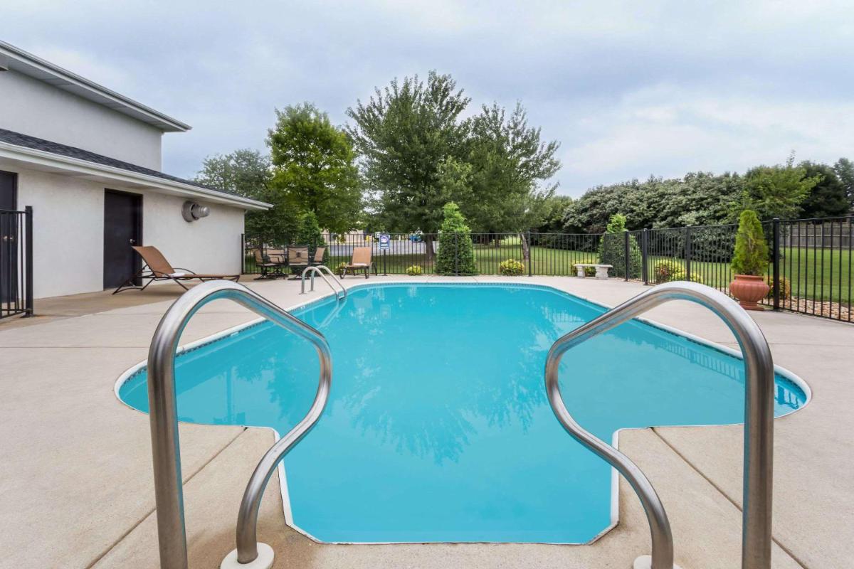 Days Inn by Wyndham Battlefield Rd/Hwy 65 - image 4
