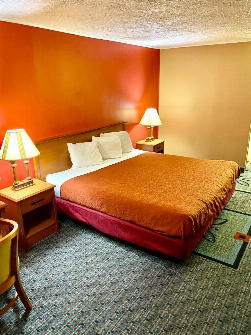 Plaza Inn Springfield - image 12