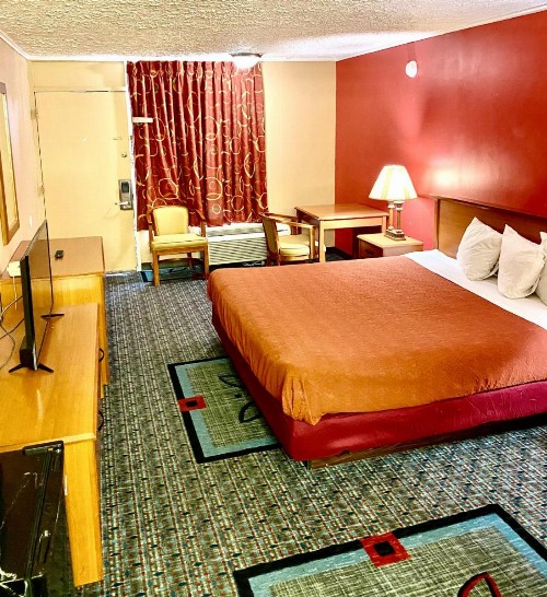 Plaza Inn Springfield - image 13