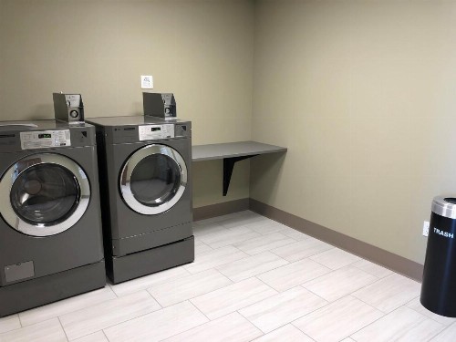 Holiday Inn Express & Suites - Springfield North an IHG Hotel - image 2