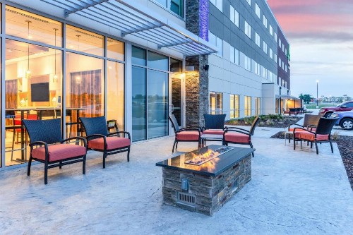 Holiday Inn Express & Suites - Springfield North an IHG Hotel - image 3