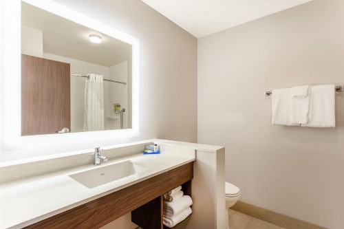Holiday Inn Express & Suites - Springfield North an IHG Hotel - image 4