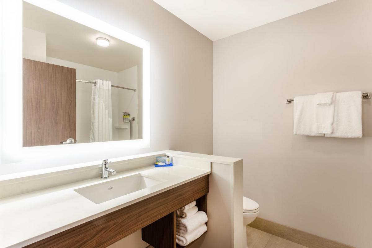 Holiday Inn Express & Suites - Springfield North an IHG Hotel - image 4
