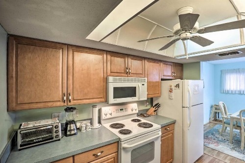 Beach Condo Walk to Ocean and Restaurants! - image 11