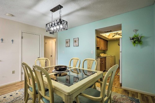 Beach Condo Walk to Ocean and Restaurants! - image 5