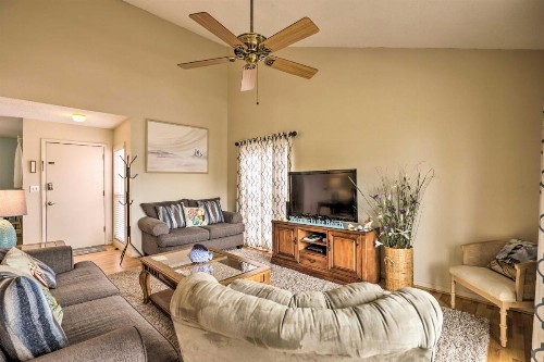 Beach Condo Walk to Ocean and Restaurants! - image 6
