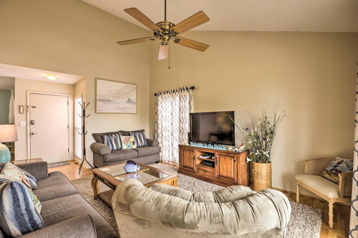 Beach Condo Walk to Ocean and Restaurants! - image 6