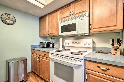 Beach Condo Walk to Ocean and Restaurants! - image 9