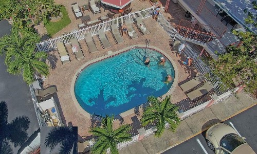 Carlton House Motel and Suites - image 1