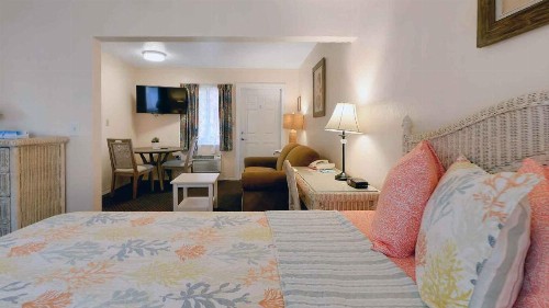 Carlton House Motel and Suites - image 13