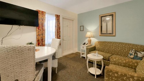 Carlton House Motel and Suites - image 14