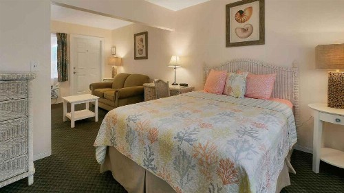 Carlton House Motel and Suites - image 2