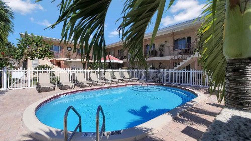Carlton House Motel and Suites - image 22