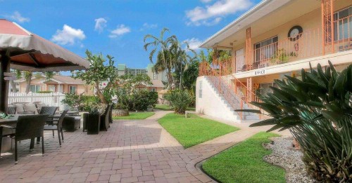 Carlton House Motel and Suites - image 25