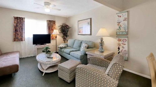 Carlton House Motel and Suites - image 3