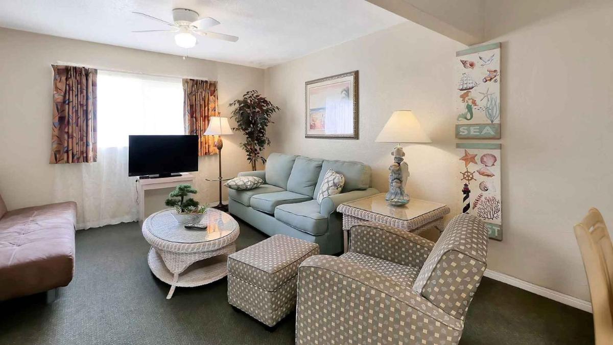 Carlton House Motel and Suites - image 3