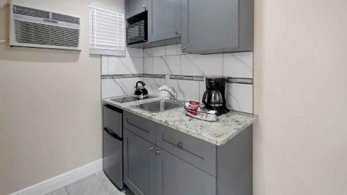 Carlton House Motel and Suites - image 30