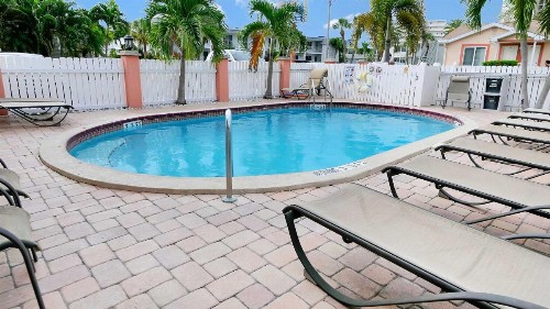 Carlton House Motel and Suites - image 33