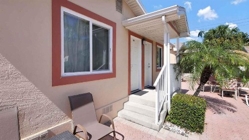 Carlton House Motel and Suites - image 36
