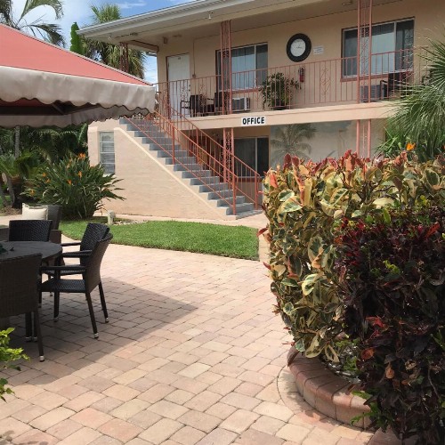Carlton House Motel and Suites - image 38