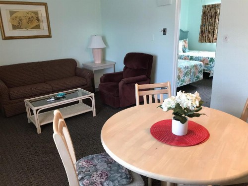 Carlton House Motel and Suites - image 42