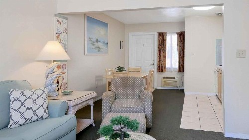 Carlton House Motel and Suites - image 7