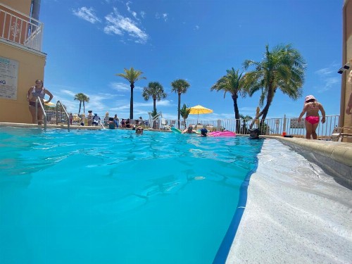 Page Terrace Beachfront Hotel - image 9