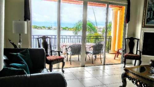 Beach and Bay MediterraneanTownhouse - image 10