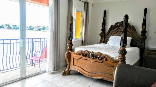Beach and Bay MediterraneanTownhouse - image 26