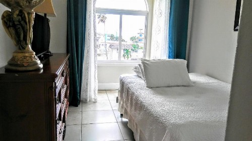 Beach and Bay MediterraneanTownhouse - image 33
